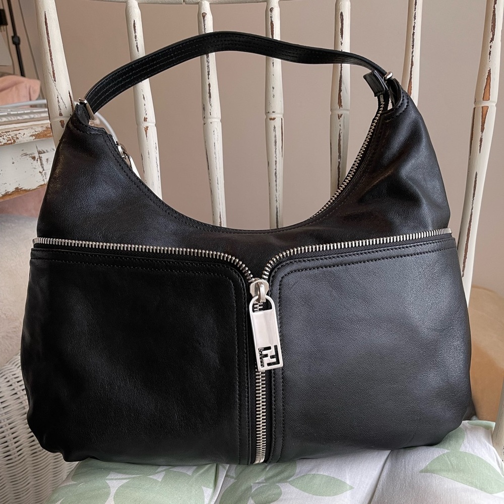 Fendi leather shoulder bag in black